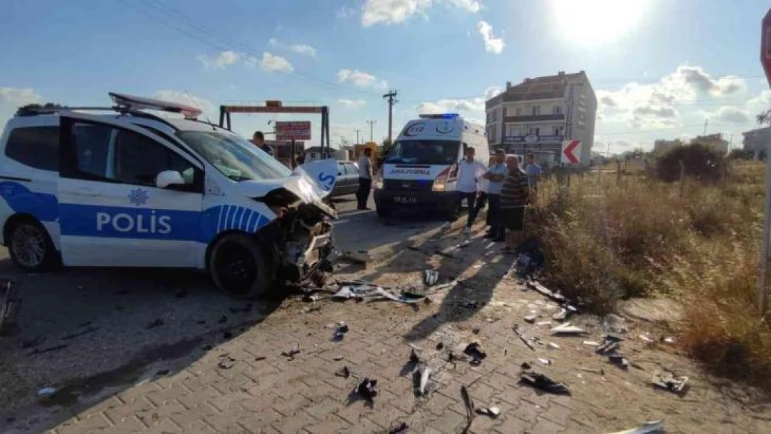 Hızlı sürücü polis otosuna çarpıp kaçtı: 2 polis memuru yaralandı