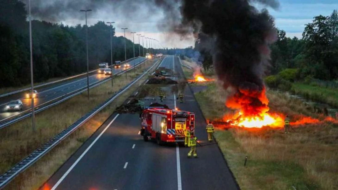 Hollanda'da yol kapatan çiftçiler saman balyalarını ateşe verdi