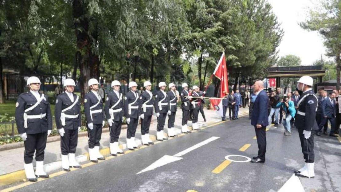 İçişleri Bakanı Soylu, çevik kuvvet polisleriyle bayramlaştı