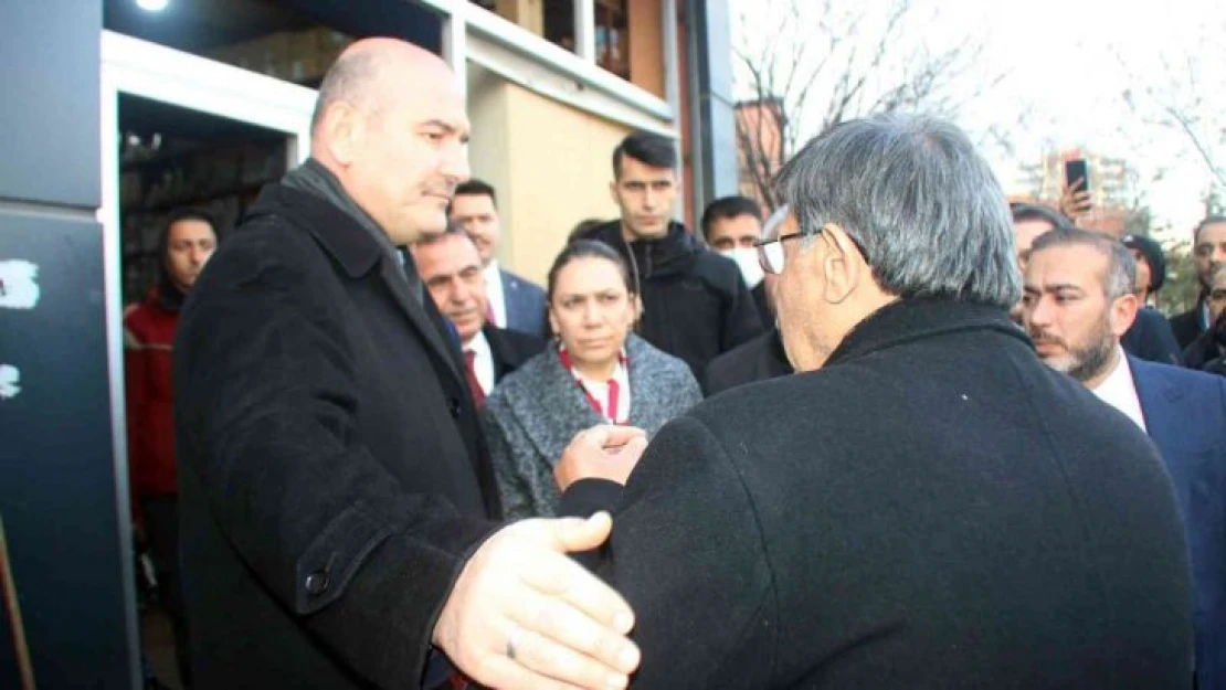 İçişleri Bakanı Soylu, Diyarbakır'da patlama alanında incelemelerde bulundu