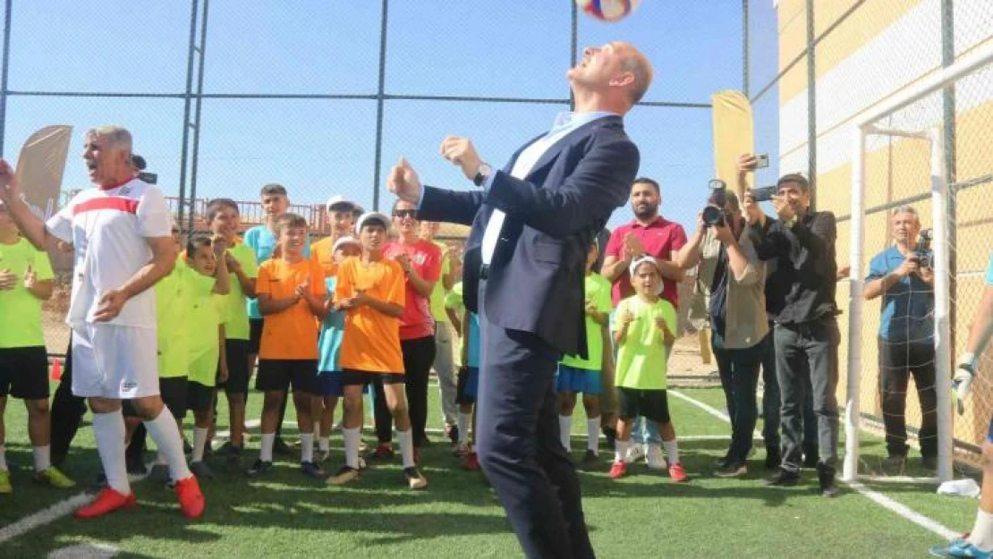 İçişleri Bakanı Soylu, Mardin'de çocuklarla bir araya gelerek top sekterdi