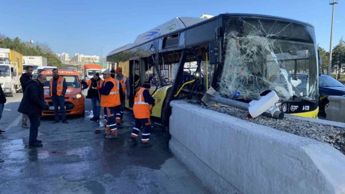 İETT otobüsü gişe betonlarına çarptı: Faciadan dönüldü