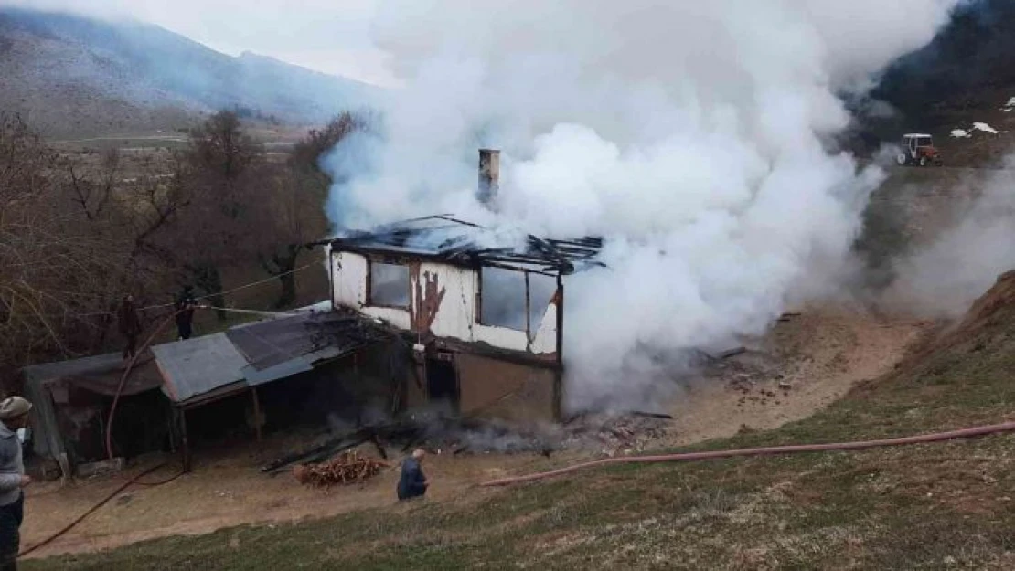 İftar vakti çıkan yangında iki katlı ahşap ev küle döndü