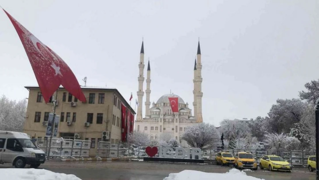 Iğdır Nevruz'a kar ile uyandı