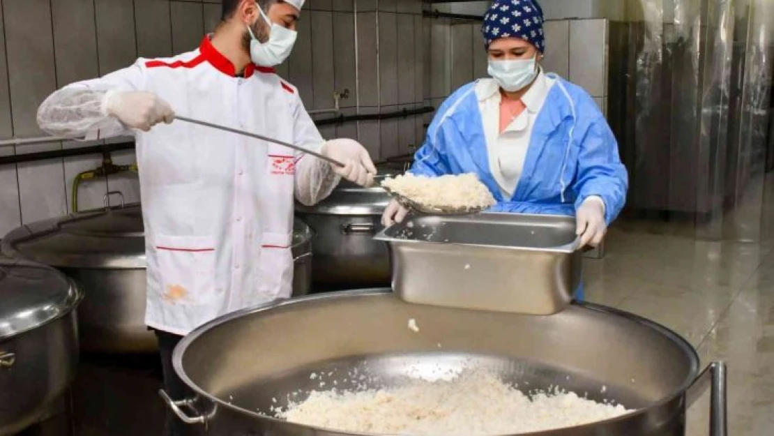 İhtiyaç sahiplerinin iftarlıkları dev kazanlarda böyle hazırlandı