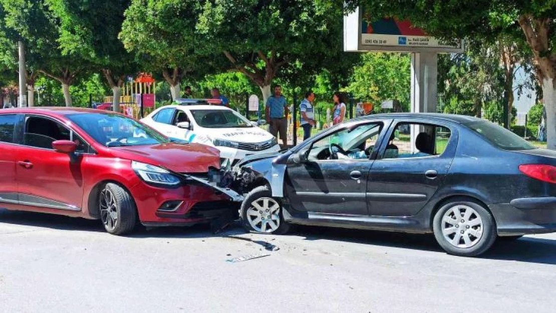 İki araç kafa kafaya çarpıştı, polisi gören sürücü olay yerinden kaçtı: 1 yaralı