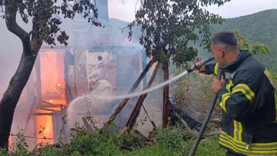 İki katlı ahşap ev alevlere teslim oldu