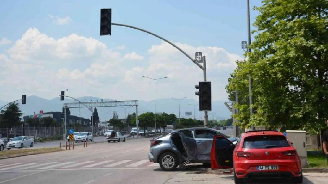 İki otomobil çarpıştı, savrulan araçlar trafik ışıklarını bozdu