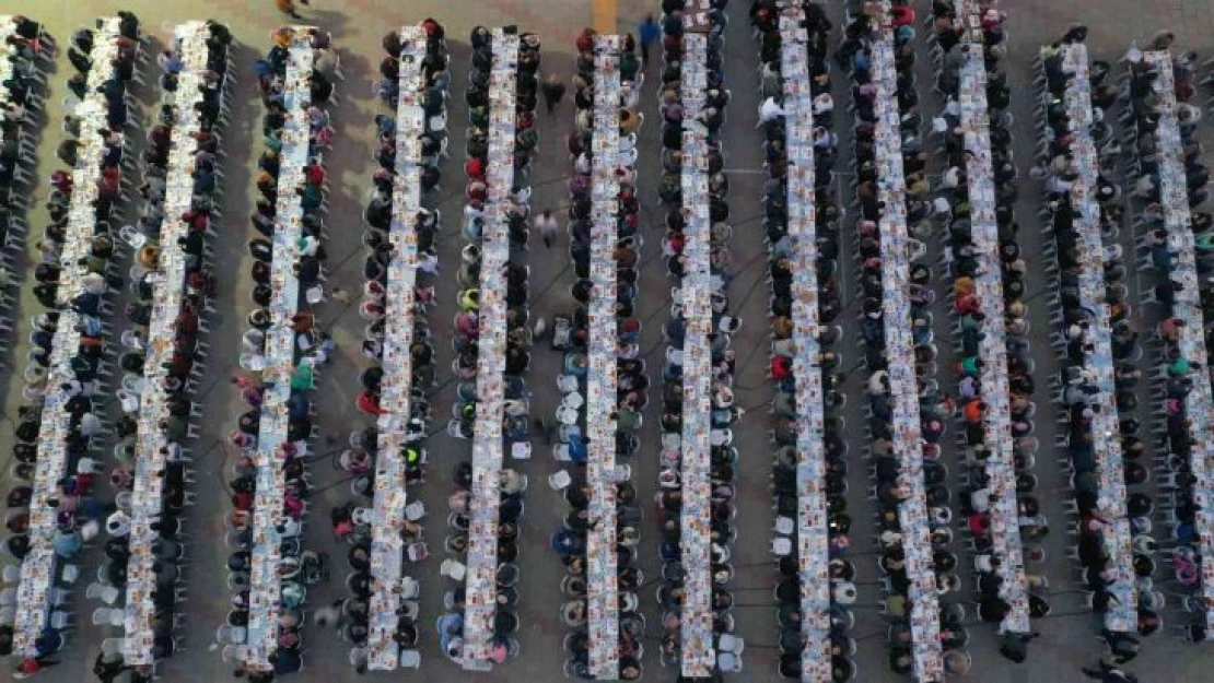 İki yıl aradan sonra binlerce kişi meydanda iftarda buluştu