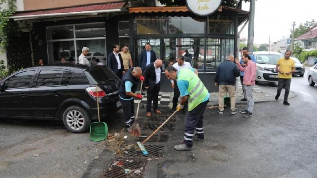 İlçede sel olmaması için tek tek mazgalları kontrol etti