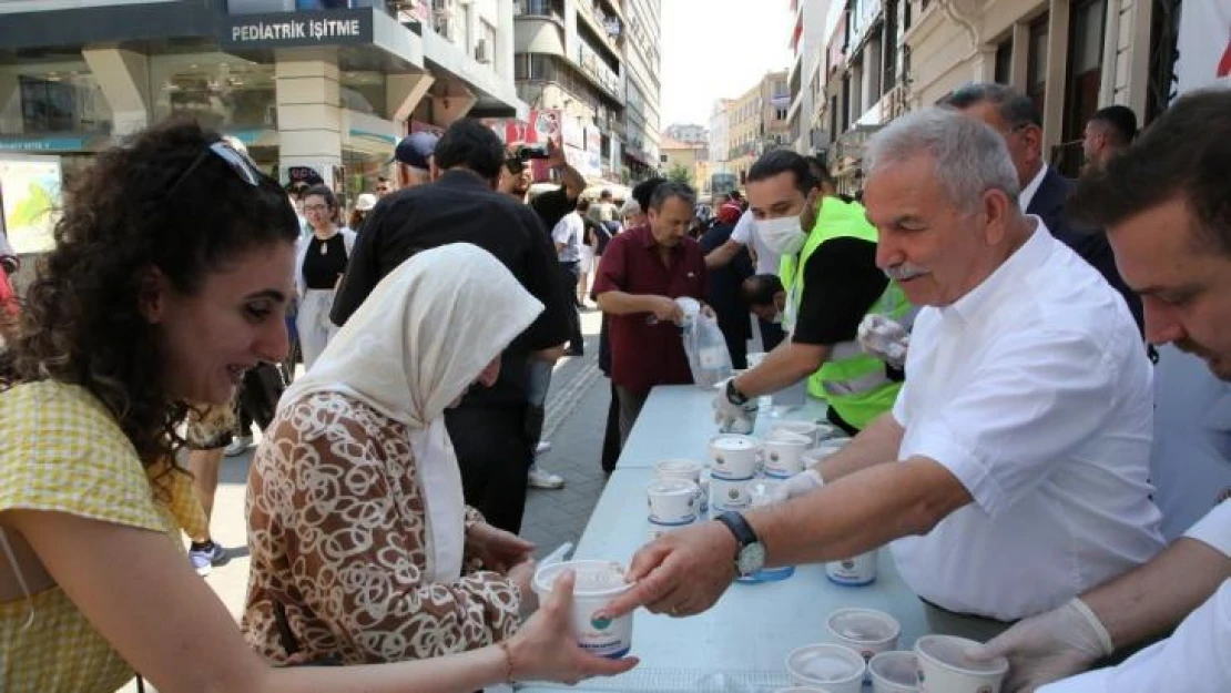 İlkadım'da 7 farklı noktada aşure dağıtıldı