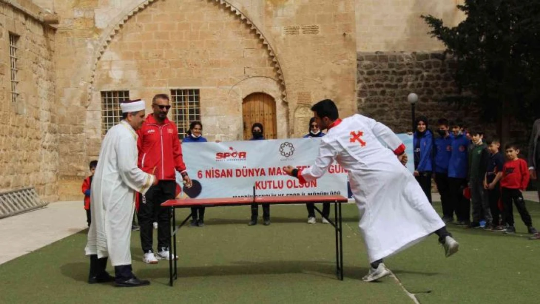 İmam ile Hristiyan ilahi korosu öğrencisinin oynadığı masa tenisinde 'hoşgörü' kazandı