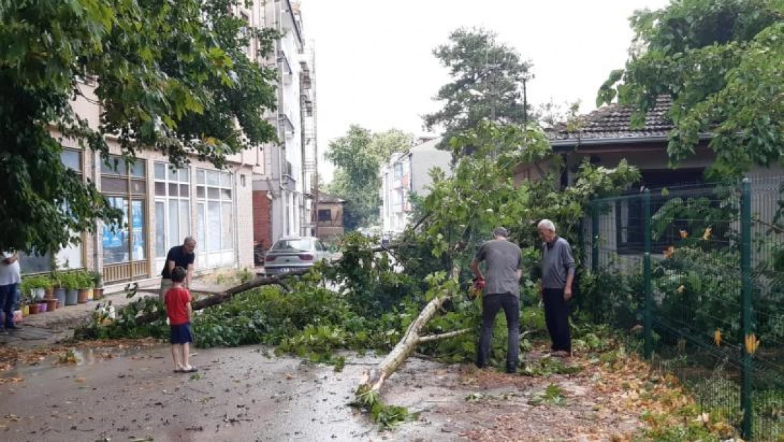 İnegöl'de bayramın birinci günü sağanak sele sebep oldu