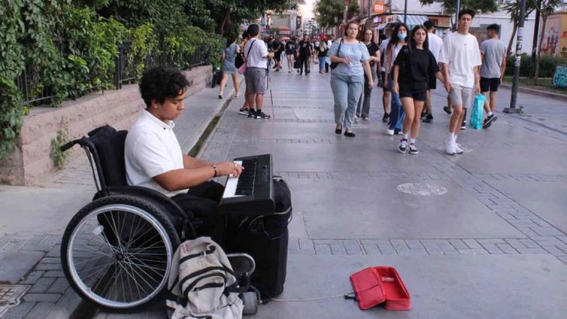 İranlı Amirali'nin ezgileri İzmir sokaklarında