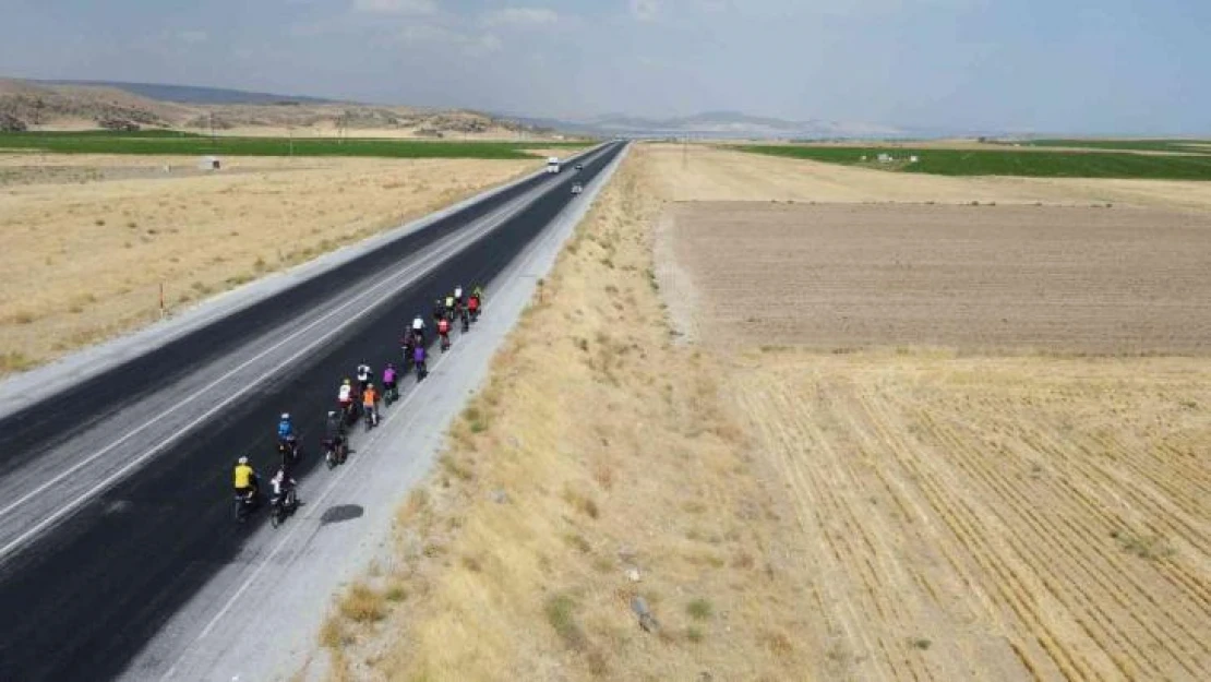 İranlı bisikletçiler Van Gölü için pedal çevirdi