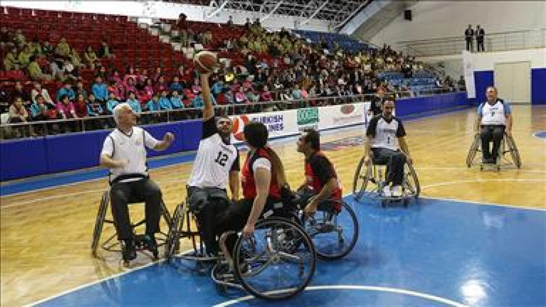 İş adamları tekerlekli sandalyede basketbol oynadı