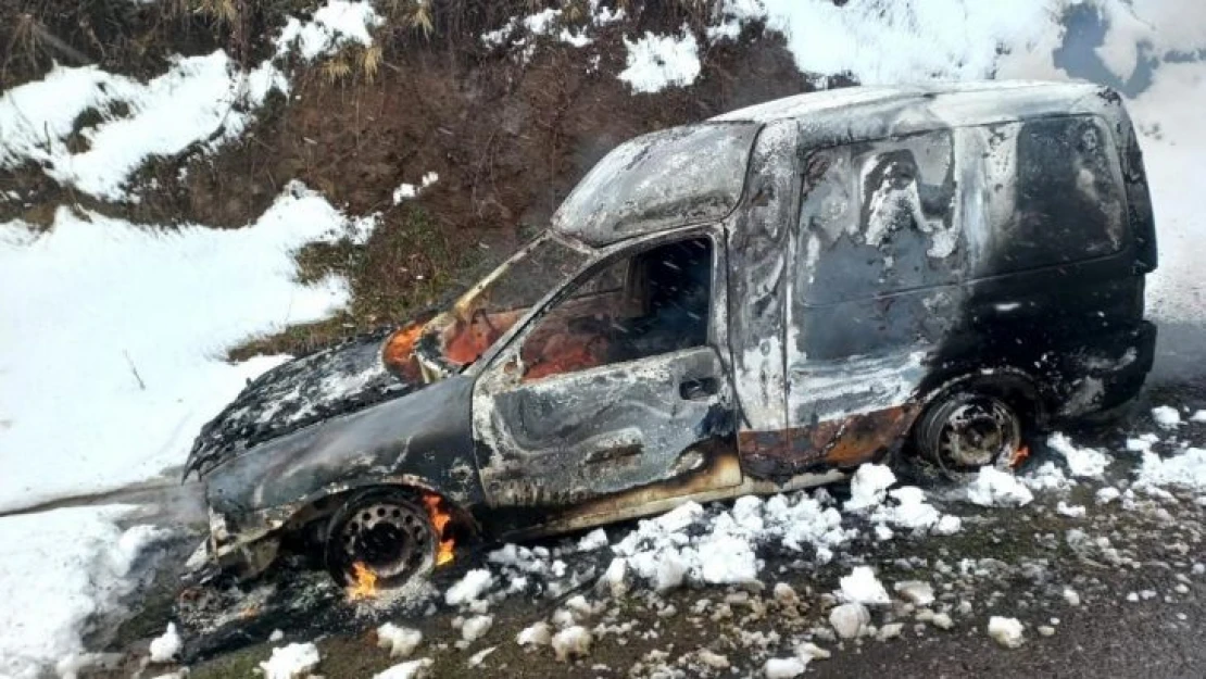 Isınmak için aracına koyduğu köz kovası sonu oldu