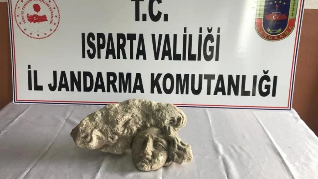 Isparta'da 3'üncü yüzyıla ait Medusa Başı heykeli ele geçirildi