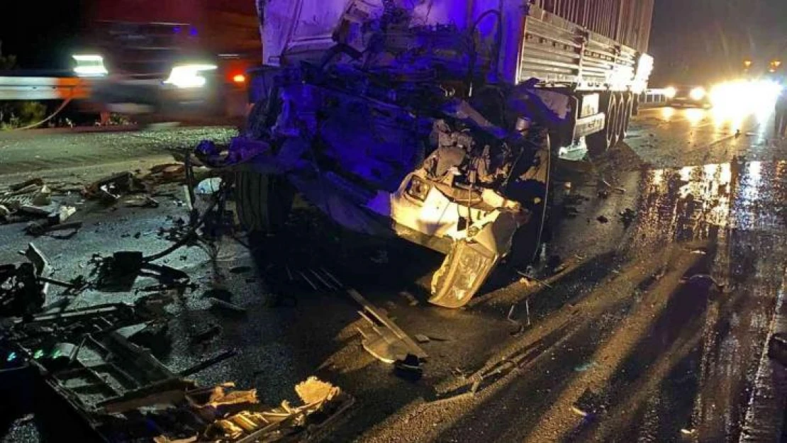 Isparta'da iki tır çarpıştı: 2 ölü