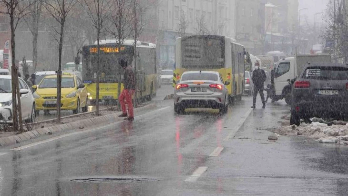 İstanbul Anadolu Yakasında kar yağışı etkisini sürdürüyor