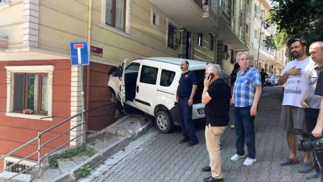 İstanbul'da dehşet anları: Araç eve daldı, ikiz çocuklar ve kardeşi yaralandı