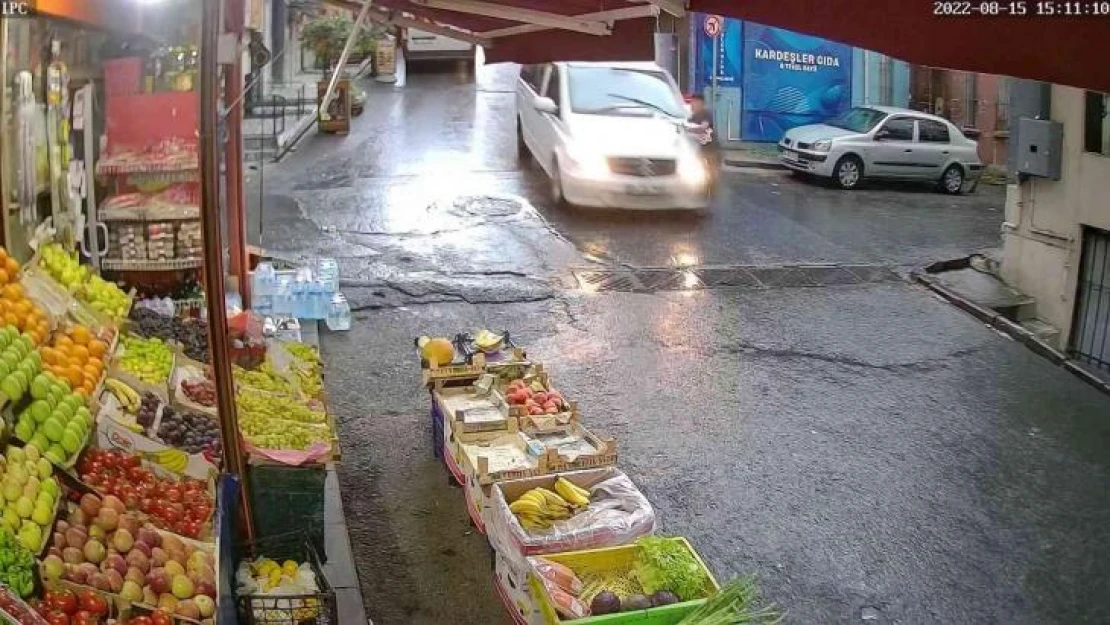 İstanbul'da dehşet anları kamerada: Yağmurdan kaçarken ölümden döndü