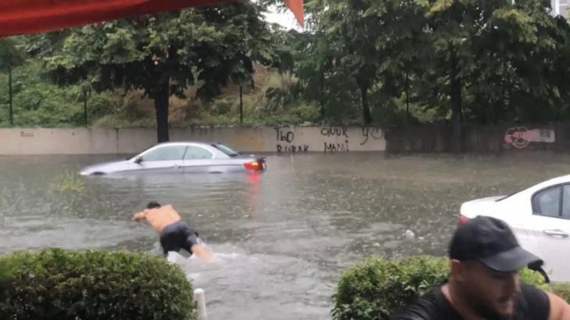 İstanbul'da güldüren sel manzaraları kamerada