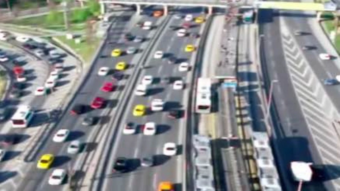 İstanbul'da ilk mesai sabahında bayram dönüşü trafiği