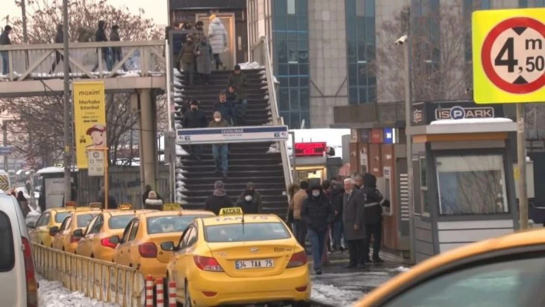 İstanbul'da kar tatili dönüşü vatandaşlar toplu taşıma araçlarına yöneldi