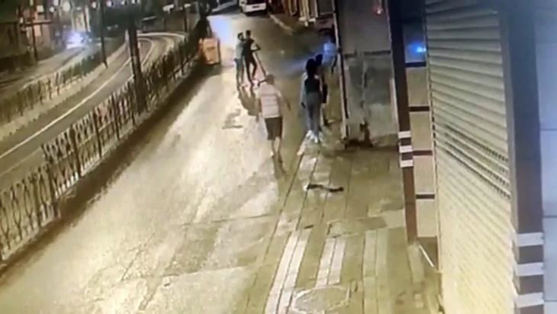 İstanbul'da polisle şüpheli arasında arbede kamerada: Polisi gözüne yumruk atıp yaraladı