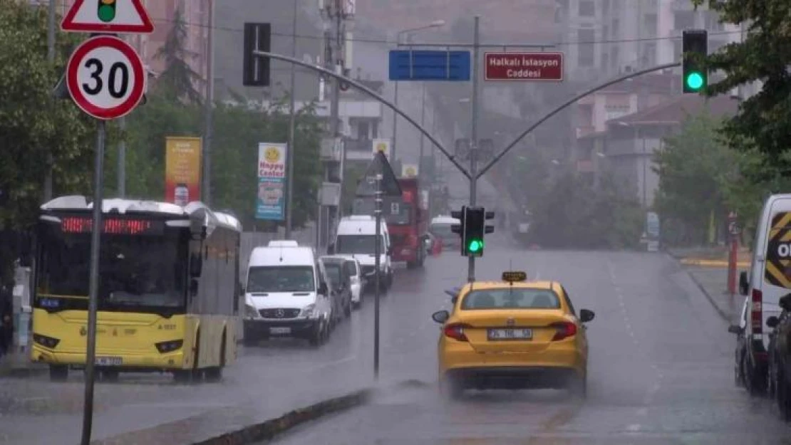 İstanbul'da sağanak yağış etkisini artırıyor