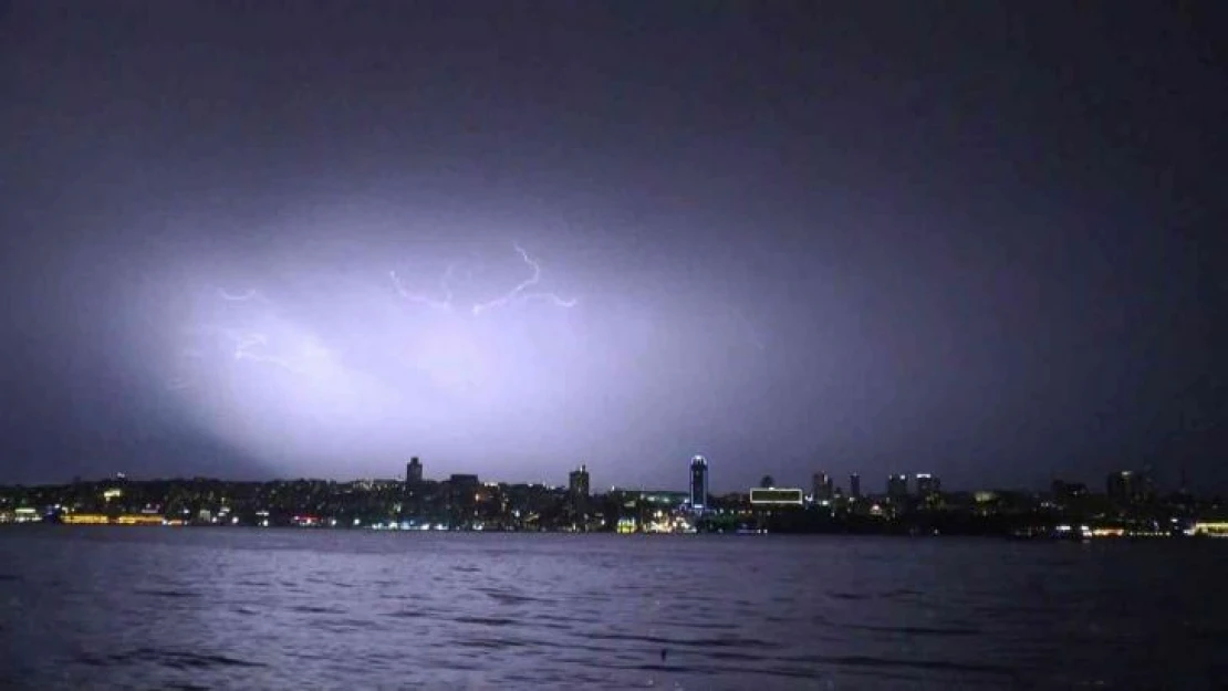 İstanbul'da şimşek ve yıldırımlar geceyi aydınlattı