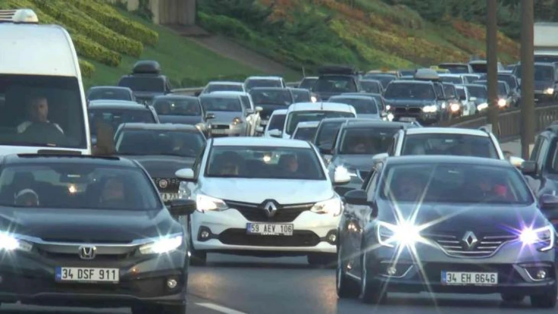 İstanbul'da tatilciler bayrama bir gün kala yola çıktı, trafik durma noktasına geldi