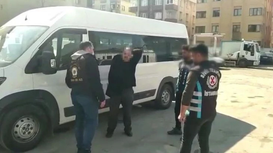 İstanbul'da tek kollu sürücü okul servisini kullanırken yakalandı