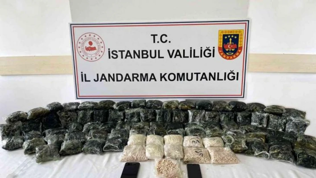 İstanbul'da torbacıya uyuşturucu operasyonu kamerada: 300 bin hap ele geçirildi