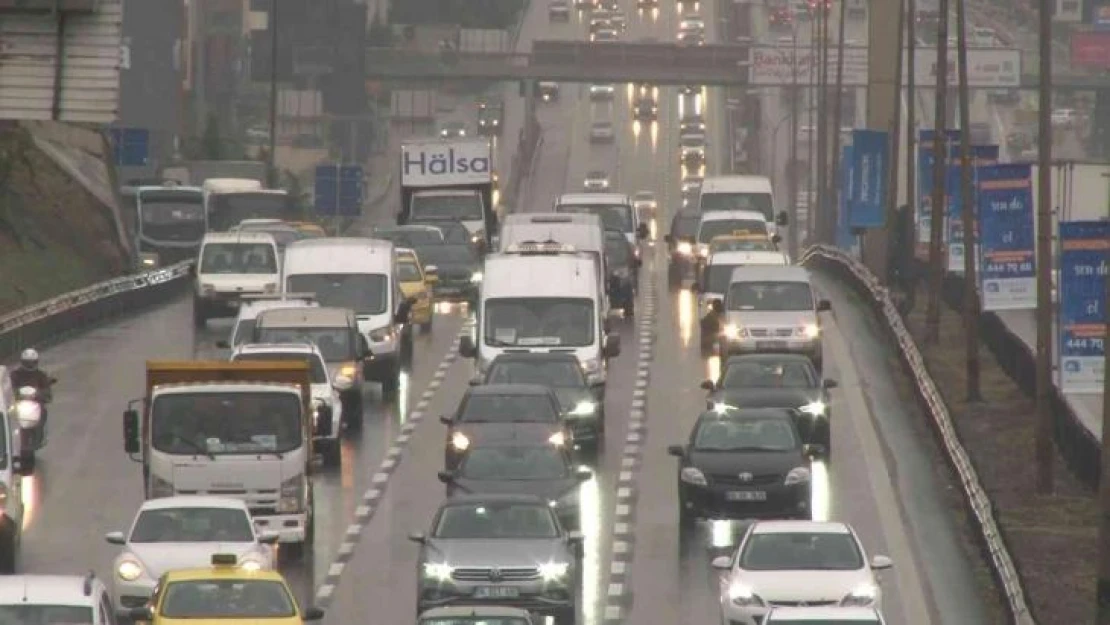 İstanbul'da yağmur trafiği vurdu: Yoğunluk yüzde 56'lara ulaştı