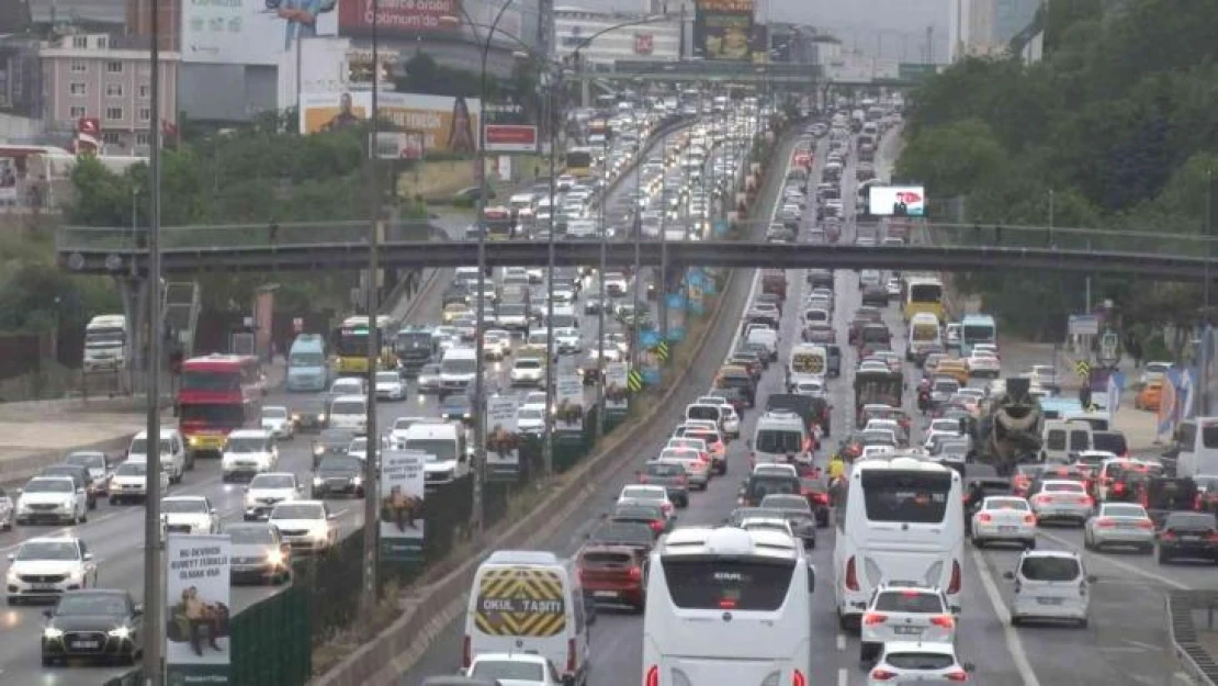 İstanbul'da yağmurla birlikte trafikte yoğunluk yüzde 85'e ulaştı