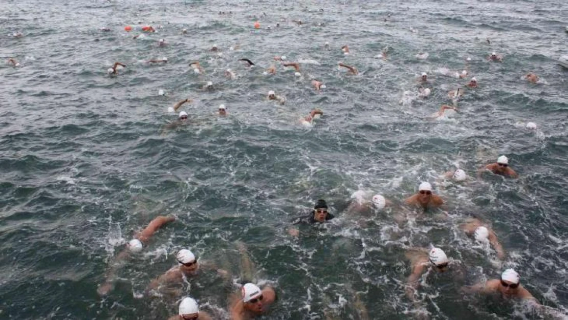 İstanbul'dan gelen 156 yüzücü, Kiraz Festivali'nde 4 kilometreye kulaç attı