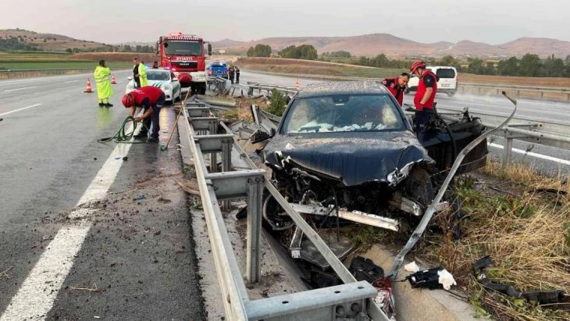 İstanbul-İzmir otoyolunda otomobil refüje çarptı: 2 ölü, 2 yaralı