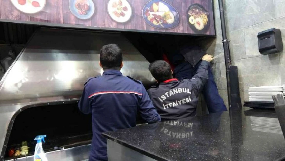 İstiklal Caddesi'nde bir restoranın bacasına kedi girdi