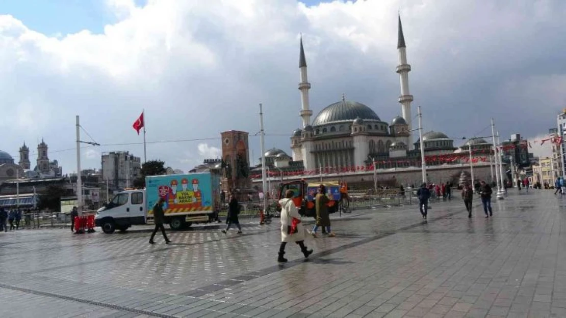 İstiklal Caddesi'nde kar yoğunluğu