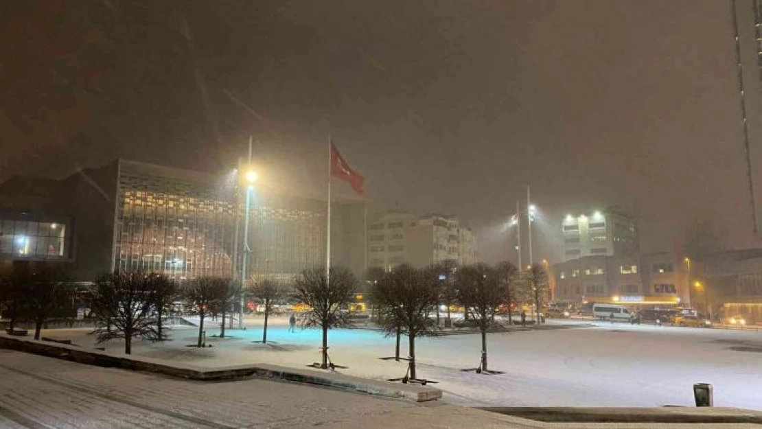 İstiklal Caddesi ve Taksim'de kar yağışı etkili oldu