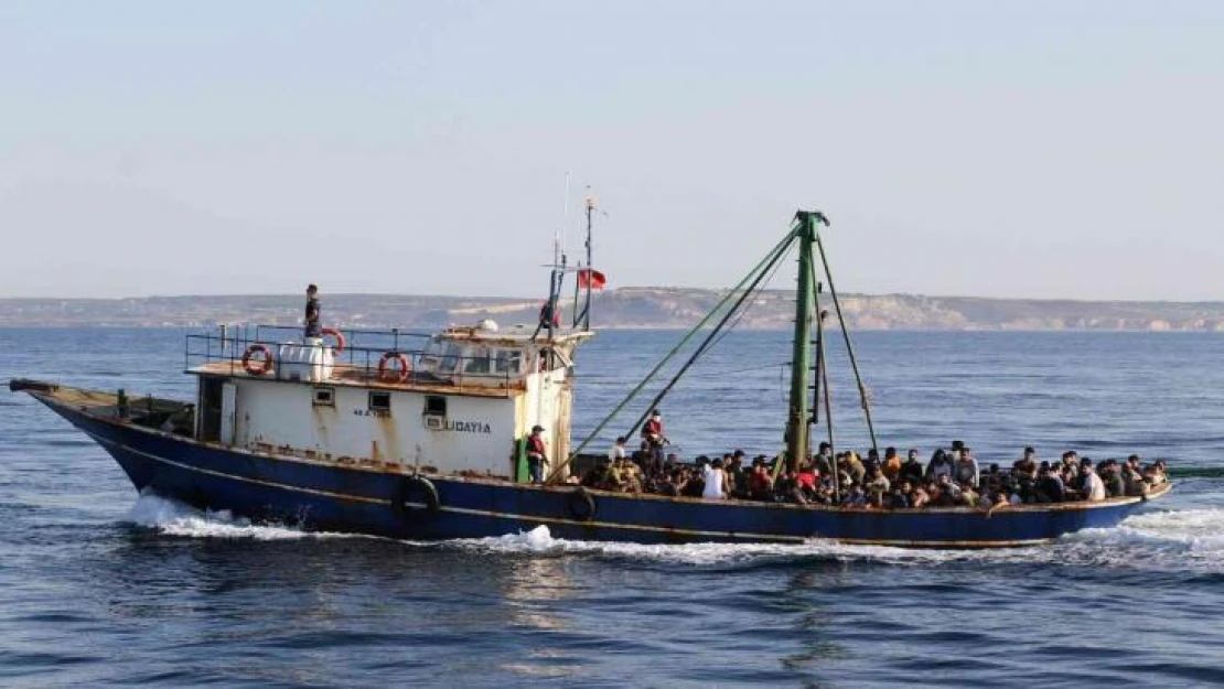 İtalya rotası üzerinde seyreden balıkçı teknesinde 226 göçmenin yakalanma anları kameralara yansıdı