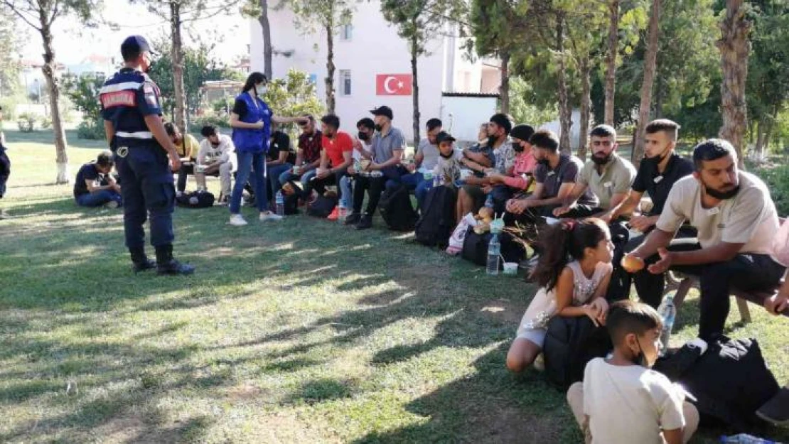 İzmir'de 278 düzensiz göçmen ve 4 organizatör yakalandı