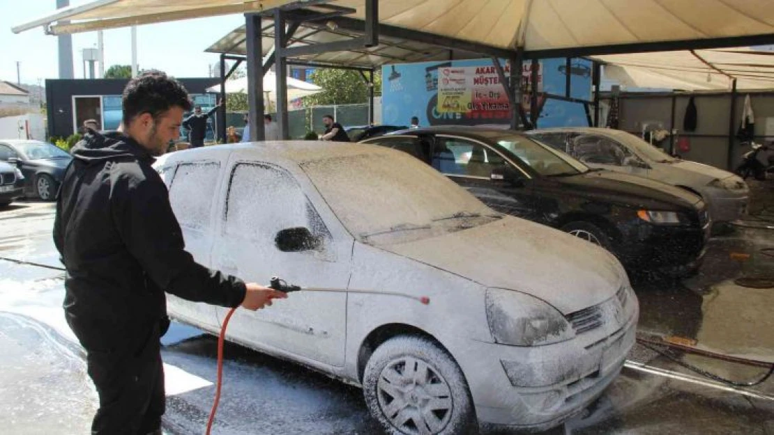 İzmir'de çamur yağdı oto yıkamacılarda yoğunluk yaşandı