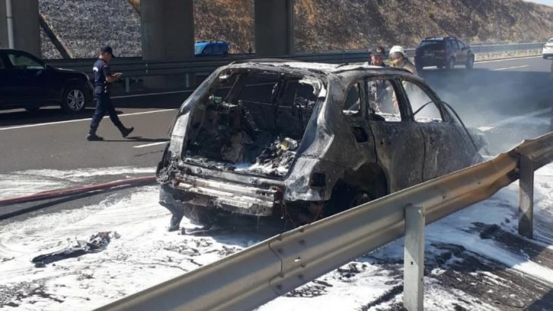 İzmir'de gurbetçi ailenin otomobili yandı