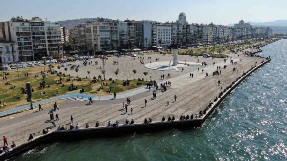 İzmir'de hava ısındı vatandaşlar Kordonboyu'na akın etti