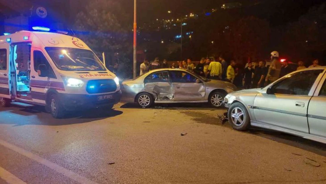 İzmir'de iki otomobil çarpıştı: 2'si çocuk 6 yaralı