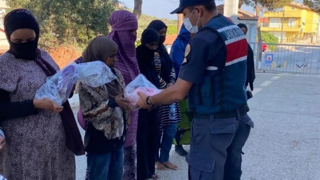 İzmir'de jandarma ekipleri 447 göçmen yakaladı