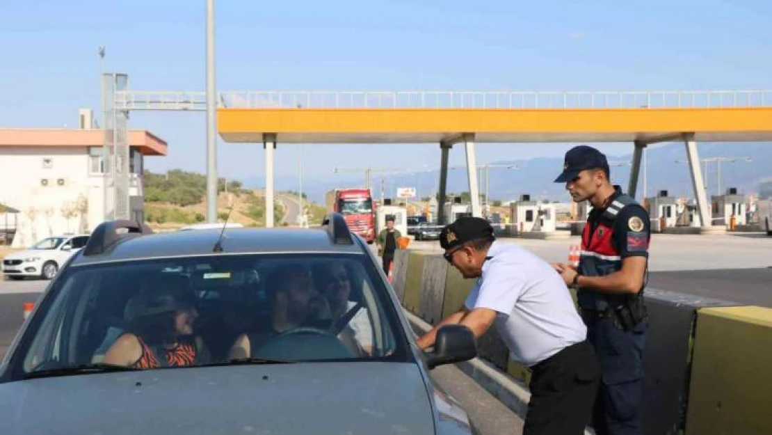 İzmir'de jandarma ekipleri bayramda trafik denetimlerini arttırdı